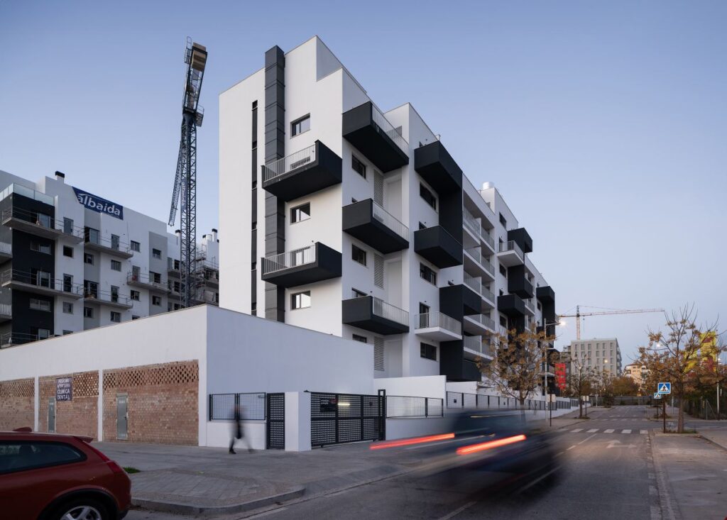 EDIFICIO ASLAN. 70 VIVIENDAS Y LOCALES EN GRANADA